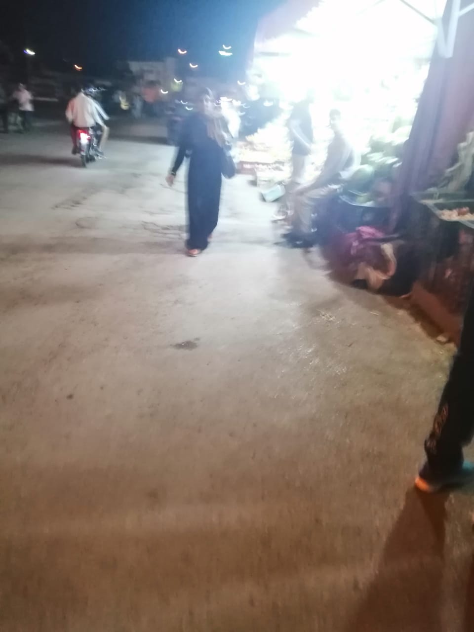 خريبكة: باعة الخضر والفواكه يحتلون الملك العمومي قرب المحطة الطرقية ويحولونه إلى سوق عشوائي دائم .