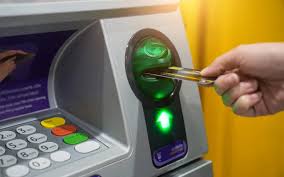 Distributeur bancaire : un geste simple pour éviter les arnaques