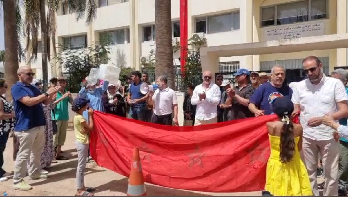 سكان خريبكة يحتجون أمام مديرية المكتب الوطني للكهرباء والماء .