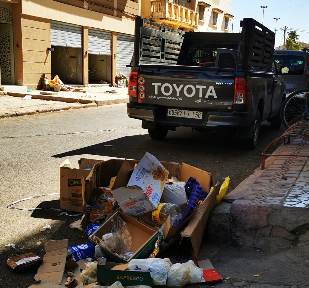 زنقة مولاي إدريس بخريبكة.. من رائحة الفواكه الجافة إلى مستنقع الأزبال