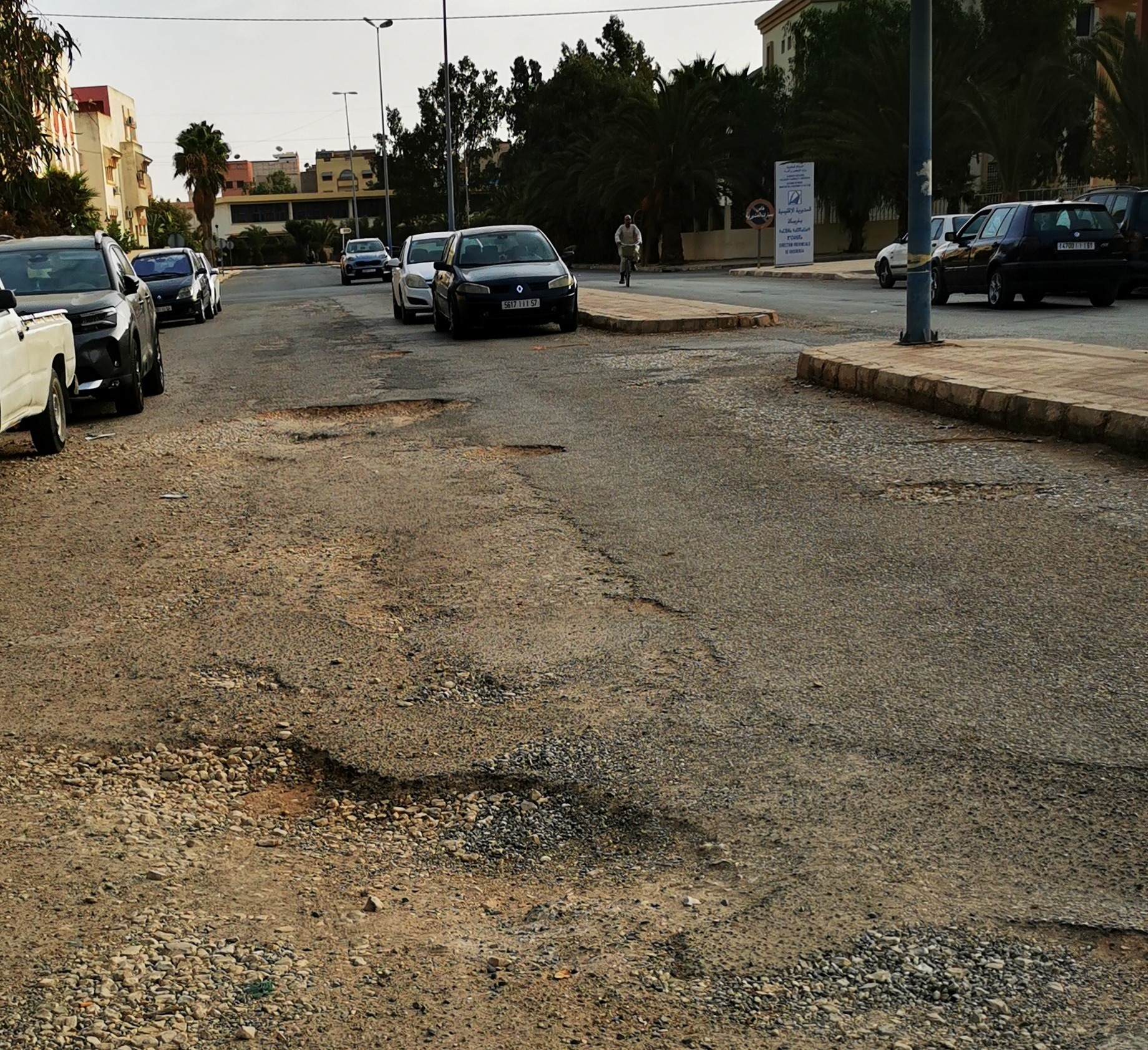 خريبكة.. شارع في قلب «الحي الإداري» يصرخ: عذراً يا رئيس!