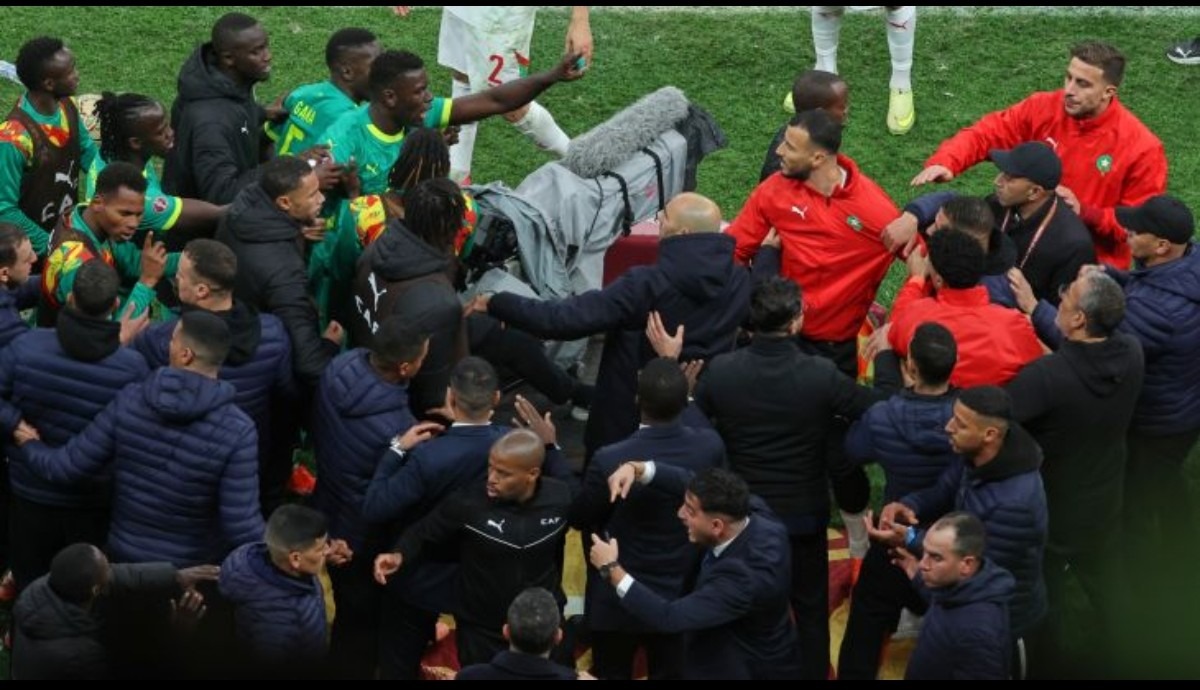 أحداث نهائي “الكان” تفتح نقاشا يتجاوز المستطيل الأخضر.