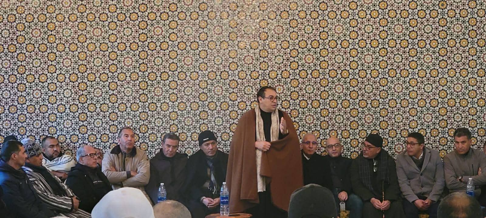 عادل بركات… حين يلبس السياسي سلهام الفتوة، ويجلس الحكيم في قلب التنظيم