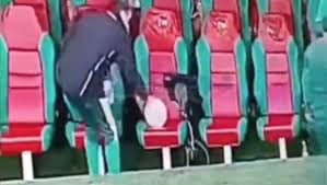 Quand le vestiaire déraille : le ballon de la honte et le naufrage du professionnalisme