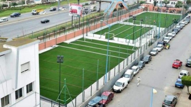 اش واقع فملاعب القرب… واش فعلاً كيتسير الملف فإطار القانون، ولا كاين شي ممارسات خاصها توضيح؟ واش ملي كيكون الرىيس “كريم” خاصو يكرم من جيبو ماشي من المال العام… ولا حنا اللي غالطين؟