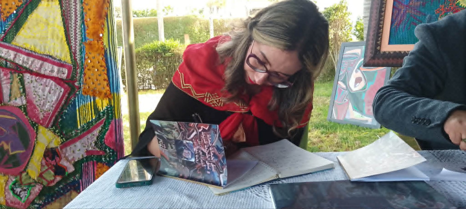 إيمان فرحاتي تجمع بين التشكيل والكتابة في أمسية فنية بالقنيطرة.