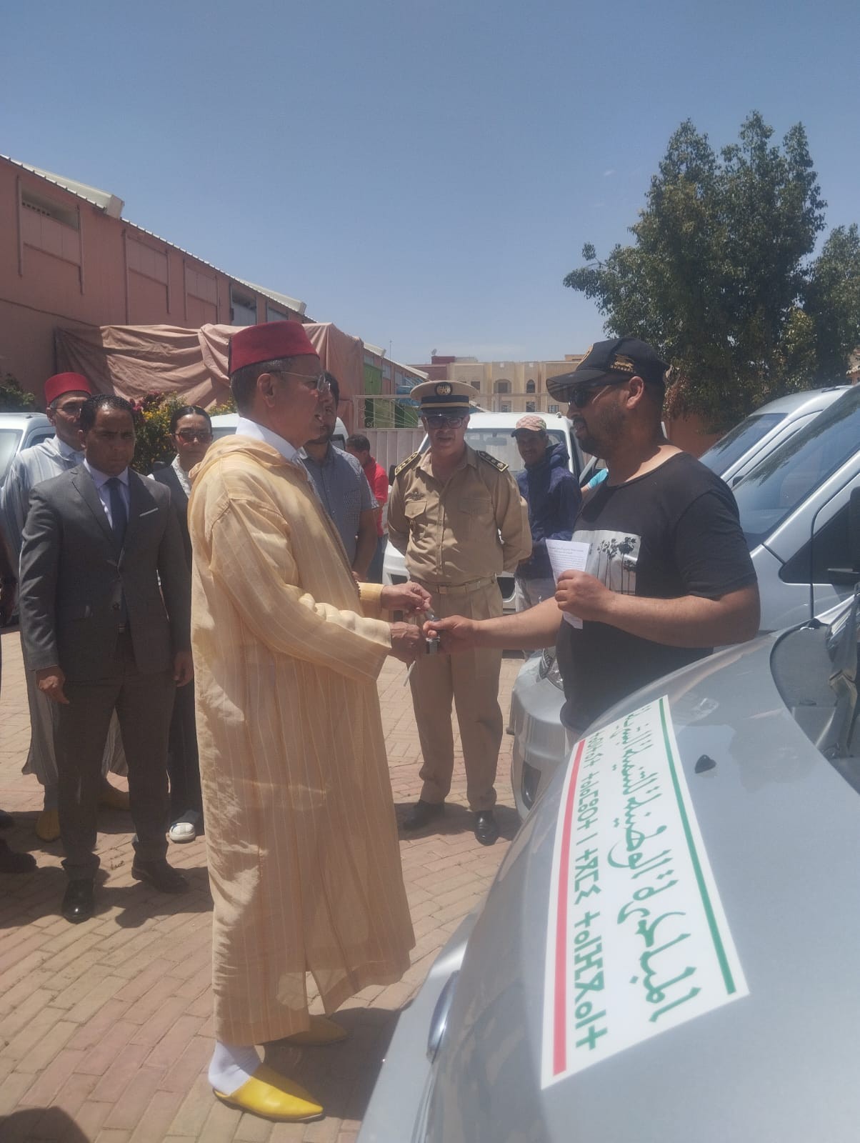 عامل إقليم الفقيه بن صالح يطلق توزيع أول دفعة من سيارات نقل البضائع لفائدة الشباب.