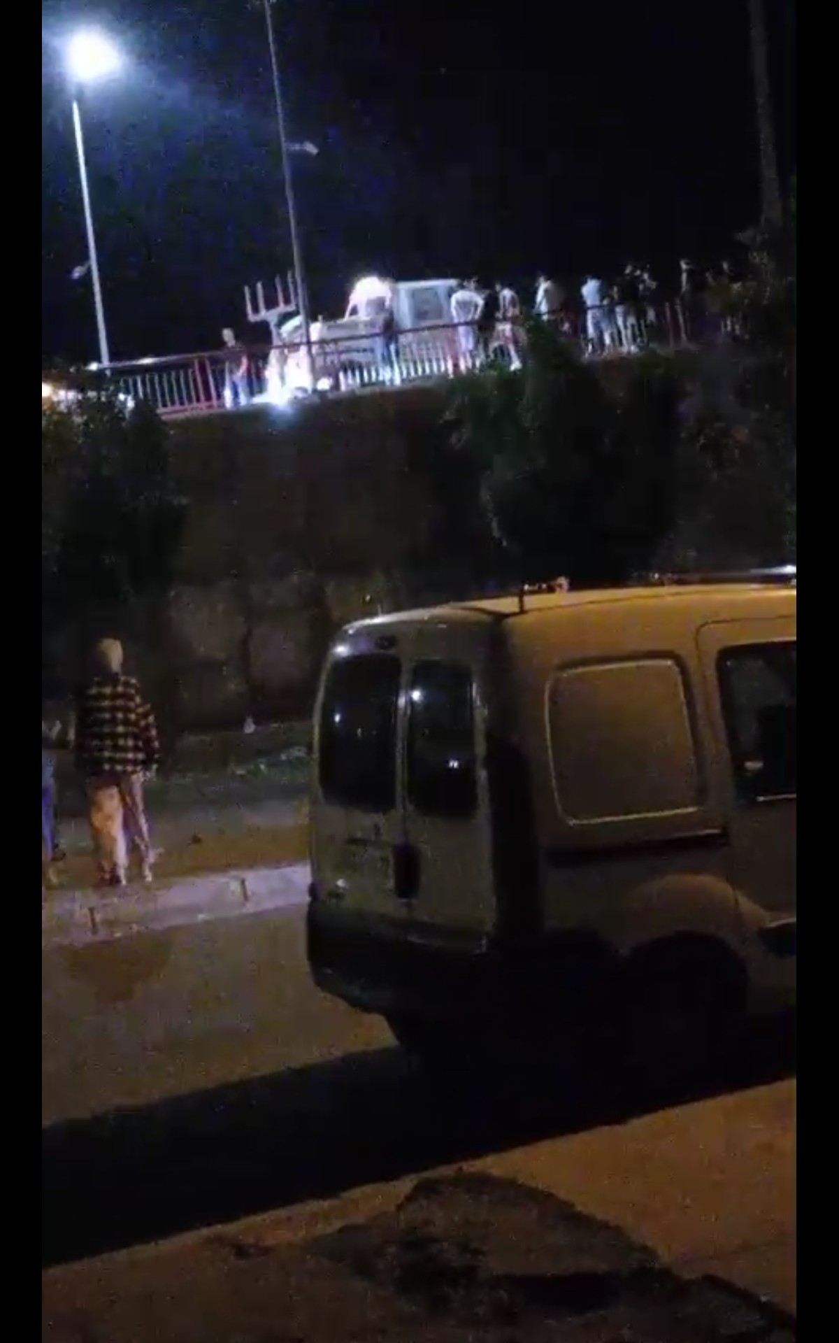 بعد تجاهل إصلاحه.. السياج المتهدم لقنطرة حي الانبعاث يتسبب في حادث خطير.