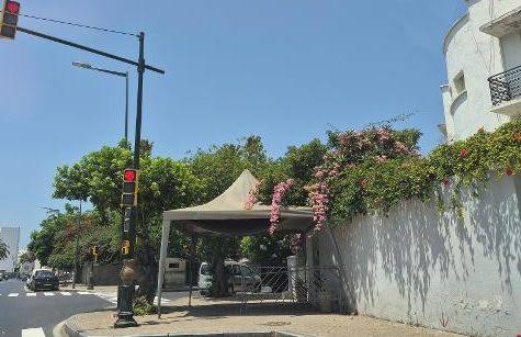 Rabat : devant la résidence de Benkirane, une guérite délabrée et un chapiteau en lambeaux interrogent sur le respect de l’espace public