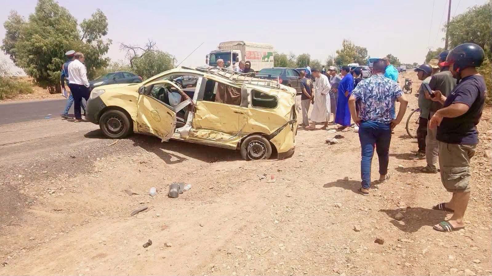 الطريق الوطنية بين بوجنيبة وخريبكة تسجل حادثا مأساويا يخلف قتيلا ومصابين.