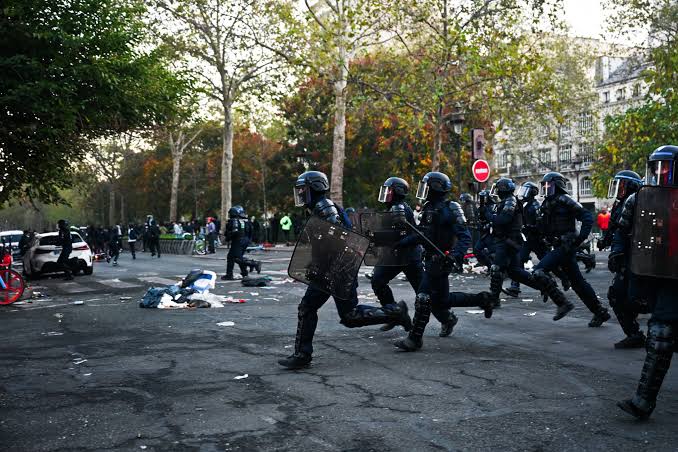 France : la colère sociale explose, un mort, des centaines de policiers blessés et près de 1 800 arrestations