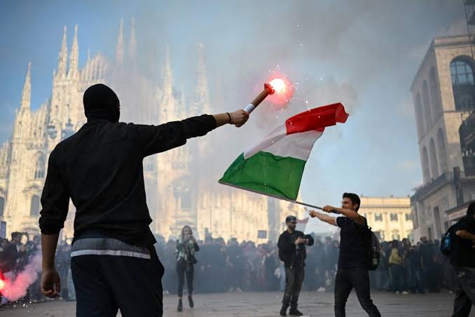 Italie : la colère sociale explose dans les rues, Milan et Bologne secouées par de violents affrontements